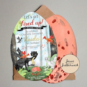 Puede incluir: Una invitación de cumpleaños caprichosa con un dragón negro con un dragón rojo, naranja y amarillo en su espalda. La invitación tiene forma de huevo y tiene el texto "Let's get fired up!" y "Kaida's 6th Birthday!" La invitación también incluye la fecha y la hora de la fiesta, "April 20th, 2-5 PM", y la ubicación, "The Enchanted Forest, Ember Avenue".