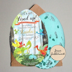 Puede incluir: Una invitación colorida para una fiesta de cumpleaños de 6 años con temática de dragón. La invitación presenta un dragón verde con un dragón rojo en su espalda, rodeado de una escena de bosque. El texto dice "Let's get fired up!" y "Kaida's 6th Birthday!" con una fecha y hora para la fiesta. La invitación tiene forma de huevo.