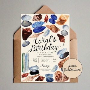 Puede incluir: Una invitación de cumpleaños con un tema de conchas marinas. La invitación es para el quinto cumpleaños de Coral. La invitación está decorada con conchas marinas de colores y el texto "Coral's Birthday". La invitación incluye la fecha y la hora de la fiesta, la ubicación y un contacto para RSVP.