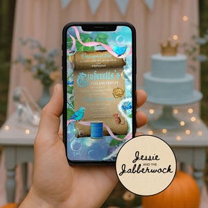 Könnte beinhalten: Ein Smartphone zeigt eine Einladung zum Geburtstag im Cinderella-Stil. Die Einladung hat ein Schriftrollen-Design mit blauen Vögeln, Schmetterlingen und einer Maus. Der Text lautet "Once upon a time... Cinderella's 5th Birthday". Ein rundes Logo sagt "Jessie and the Jabberwock".