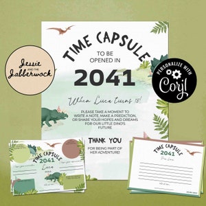 Op de afbeelding: Een groene en bruine tijdcapsule-print met een dinosaurus-thema. De tekst luidt "Tijdcapsule te openen in 2041 wanneer Luca 18 jaar wordt!" en "Personaliseer met Coryl".