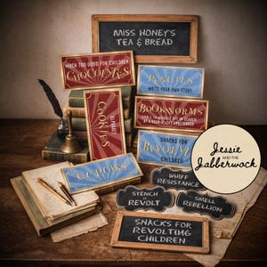 Puede incluir: Una colección de letreros de estilo vintage con textos como "Chocolates", "Lápices" y "Gusanos de biblioteca". Los letreros son de varias formas y tamaños, con una pizarra y un logotipo redondo que dice "Jessie and the Jabberwock".