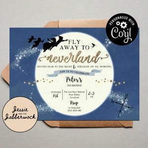 Peut inclure: Une invitation bleue et dorée avec un fond de lune et d'étoiles. L'invitation indique "Fly Away to Neverland" et est pour le 2ème anniversaire de Peter. L'invitation comprend la date, l'heure et le lieu de la fête.