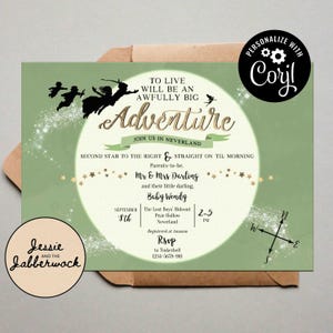 Peut inclure: Une invitation de fête prénatale verte et dorée avec une silhouette de Peter Pan et des Enfants Perdus en train de voler. L'invitation indique "To Live Will Be An Awfully Big Adventure" et "Join Us In Neverland". L'invitation comprend également la date, l'heure et le lieu de l'événement.