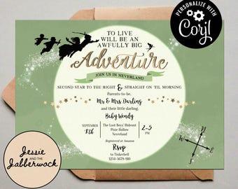 Puede incluir: Una invitación de baby shower verde y dorada con una silueta de Peter Pan y los Niños Perdidos volando. La invitación dice "To Live Will Be An Awfully Big Adventure" y "Join Us In Neverland". La invitación también incluye la fecha, la hora y la ubicación del evento.