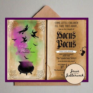 Könnte beinhalten: Eine Halloween-Partyeinladung im Design eines alten Buches. Der Vordereindeck hat einen Kessel mit lila Rauch und fliegende Hexen. Der Hintereindeck hat den Text "Hocus Pocus" und Details zur Party der Sanderson-Schwestern am 31. Oktober.