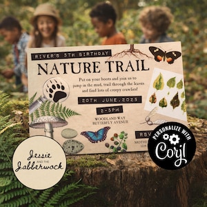 Puede incluir: Una invitación de color beige para una fiesta de cumpleaños con temática de la naturaleza. La invitación incluye ilustraciones de una huella de pata, una seta, una mariposa y hojas. El texto dice "Nature Trail" y "20 de junio de 2025". Personalizable con Corjl.