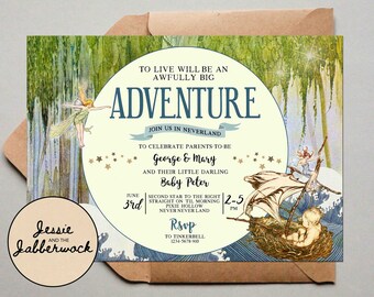 Puede incluir: Una invitación a una fiesta de bienvenida al bebé con una ilustración caprichosa de un bebé en un nido, hadas volando y un barco navegando en una ola azul y blanca. El texto dice "Vivir será una gran aventura. Únase a nosotros en Neverland para celebrar a los futuros padres George & Mary y a su pequeño tesoro Baby Peter. 3 de junio, de 2 a 5 PM. Segunda estrella a la derecha, todo recto hasta la mañana. Pixie Hollow, Never Never Land. RSVP a Tinkerbell 1234-5678-910."
