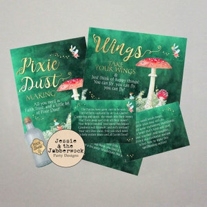 Puede incluir: Dos tarjetas imprimibles con fondo verde e ilustraciones de hadas, setas y una botella de polvo de hada. El texto en las tarjetas dice "Pixie Dust Making" y "Wings Take Your Wings".