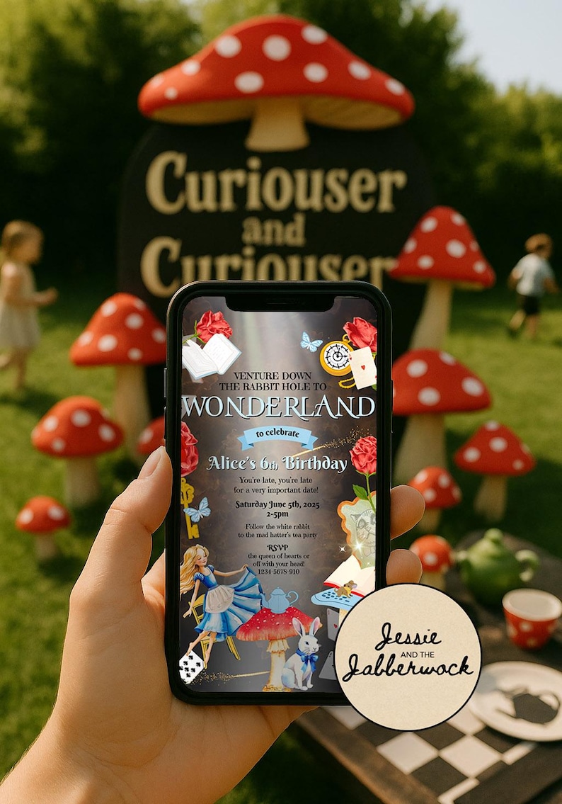 Inbjudan till Underlandet | Inbjudan till Kaninhålet | Mad Hatters tebjudning | Blommor | Hjärter dam | Redigera själv Canva-telefonmall bild 1