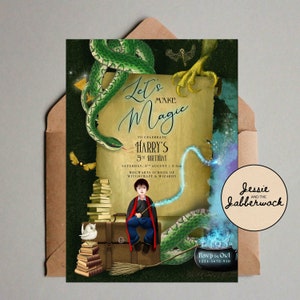 Puede incluir: Una invitación de cumpleaños con temática de Harry Potter con una serpiente verde, un niño vestido como Harry Potter y una llave dorada. La invitación dice "Let's Make Magic" y "To Celebrate Harry's 5th Birthday".