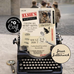 Op de afbeelding: Een uitnodiging voor Elsie's verjaardag met een geheim agent-thema, gepresenteerd op een vintage typemachine met een vergrootglas. De uitnodiging bevat de tekst "Calling all Secret Agents" en "Elise turns 7".