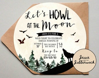 Peut inclure: Une invitation ronde de couleur crème avec une illustration en noir et blanc d'un loup hurlant à la lune. Le texte indique "Let's Howl at the Moon" et comprend des détails pour une fête d'anniversaire.