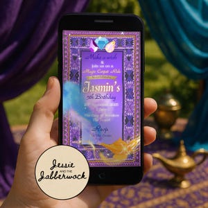 Può includere: Uno smartphone mostra un invito digitale per il 5° compleanno di Jasmin. L'invito presenta un design viola e oro con il testo "Esprimi un desiderio e unisciti a noi su un Tappeto Magico per festeggiare". Include data, ora e luogo.