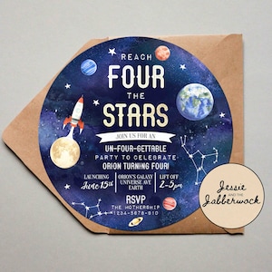 Convite para o 4º aniversário Reach Four the Stars, convite para festa com tema espacial e planetas redondos, foguete, de outro mundo