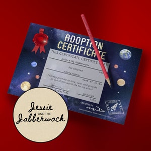 Puede incluir: Un certificado de adopción de temática espacial azul y negro con estrellas y planetas. El certificado dice "Este certificado certifica que Jessie & The Jabberwock ha adoptado a Astrid cosmo". El certificado está firmado y fechado el 28-05-23.