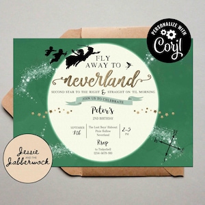 Peut inclure: Une invitation verte avec un cercle blanc au centre. Le cercle représente une silhouette de Peter Pan et des Enfants Perdus en train de voler. Le texte indique "Fly Away to Neverland" et "Peter's 2nd Birthday". L'invitation est pour une fête au repaire des Enfants Perdus à Pixie Hollow, Neverland le 8 septembre de 14h à 17h. RSVP à Tinkerbell au 1234-5678-910.