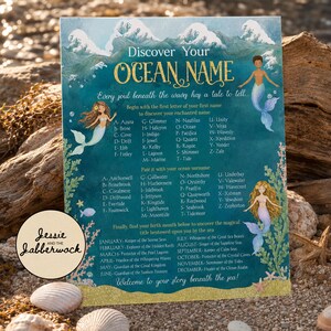 以下が含まれることがあります： Discover Your Ocean Nameというタイトルの長方形の看板。ティールブルーの海を背景に、3人の人魚のイラストと、アルファベットや誕生月に対応する名前のリストが記載されている。円の中にJessie and the Jabberwockというテキストがある。
