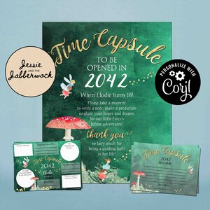 Puede incluir: Una invitación a una cápsula del tiempo verde y dorada con una ilustración de hada y hongo. El texto dice "Time Capsule to be opened in 2042 When Elodie turns 18!" y "Thank you so fairy much for being a guiding light in her life!"