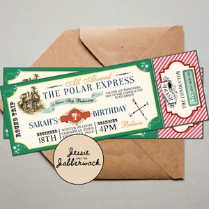 Peut inclure: Un billet vert et or avec les mots "All Aboard The Polar Express" et "Never Stop Believing". Le billet est pour le 7e anniversaire de Sarah le 18 décembre à 16h00. Le billet est pour une fête à la Winter Station, Christmas Town, le pôle Nord. Le billet a une bordure rouge et blanche rayée et une carte RSVP rouge et blanche rayée avec les mots "RSVP to The Conductor".