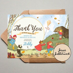 Peut inclure: Carte de remerciement avec une illustration de dessin anim&eacute; d'enfants jouant dans une for&ecirc;t avec un ours. La carte a un cercle bleu avec le texte "Merci" et le texte "So Beary Much For Making My Birthday So Special Lots of Love and Bear Hugs, Teddy" dans une banni&egrave;re bleue. La carte a &eacute;galement le texte "Jessie and the Jabberwock" dans un cercle brun.