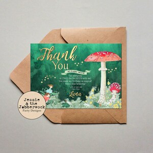 Op de afbeelding: Een groene bedankkaart met een gouden glitterlettertype dat "Bedankt" zegt en een fantasievolle illustratie van een paddenstoel en fee&euml;n. De tekst luidt "SO FAIRY MUCH For venturing in TWO the WOODS with me! You made my Birthday so magical! Never stop believing! Lots of Love and Fairy Dust, Luna".