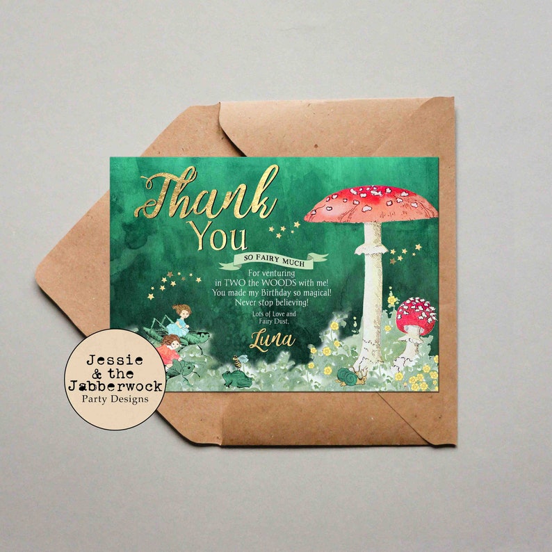 Op de afbeelding: Een groene bedankkaart met een gouden glitterlettertype dat "Bedankt" zegt en een fantasievolle illustratie van een paddenstoel en fee&euml;n. De tekst luidt "SO FAIRY MUCH For venturing in TWO the WOODS with me! You made my Birthday so magical! Never stop believing! Lots of Love and Fairy Dust, Luna".