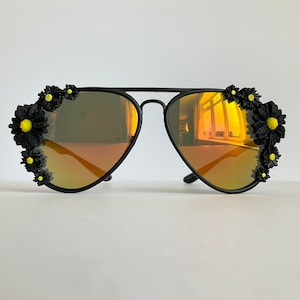 Black Amber - Mirrored Embellished Sunglasses Daisies (Matte & Shiny Flowers, Flexible/Bendy Plastic Arms)