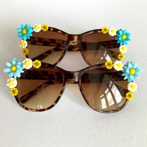 Woodland Blue - Beautiful Embellished Sunglasses Women Flowers Floral Daisies