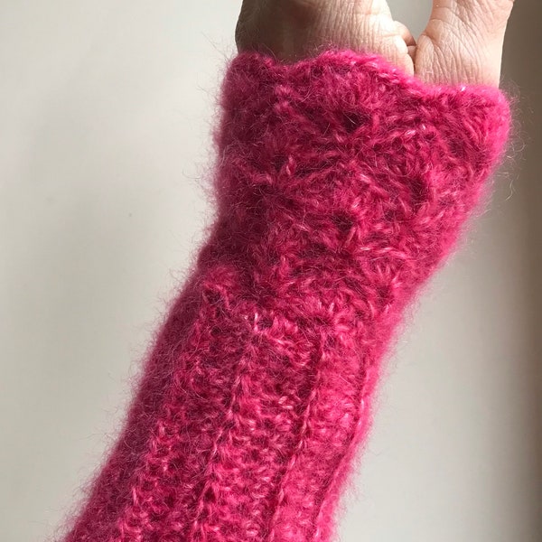 Manchettes crochetées en laine et soie rose fuschia