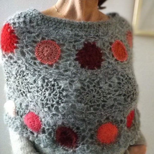 Chauffe-épaules douceur crocheté en point dentelle gris avec pastilles et fleurs rouge-orange-rose