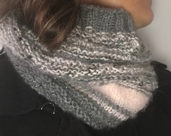 Snood gris et rose, tricoté en rond en laine et laine fantaisie