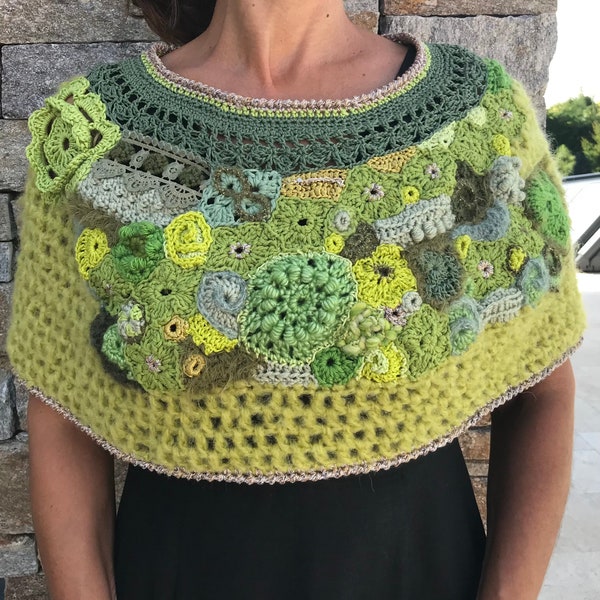 Chauffe-épaules crocheté en freeform teintes de vert