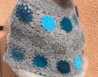 Chauffe-épaules douceur crocheté en point dentelle gris avec pastilles et fleurs bleues