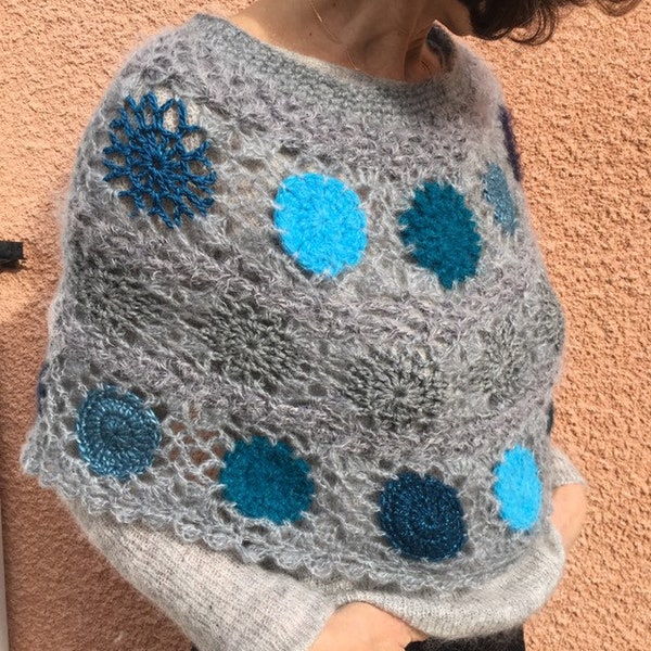 Chauffe-épaules douceur crocheté en point dentelle gris avec pastilles et fleurs bleues