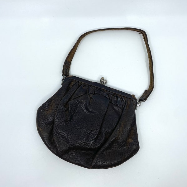 sac à main en cuir noir antique de 1930 avec fermoir en métal et porte-monnaie à pivot intégré