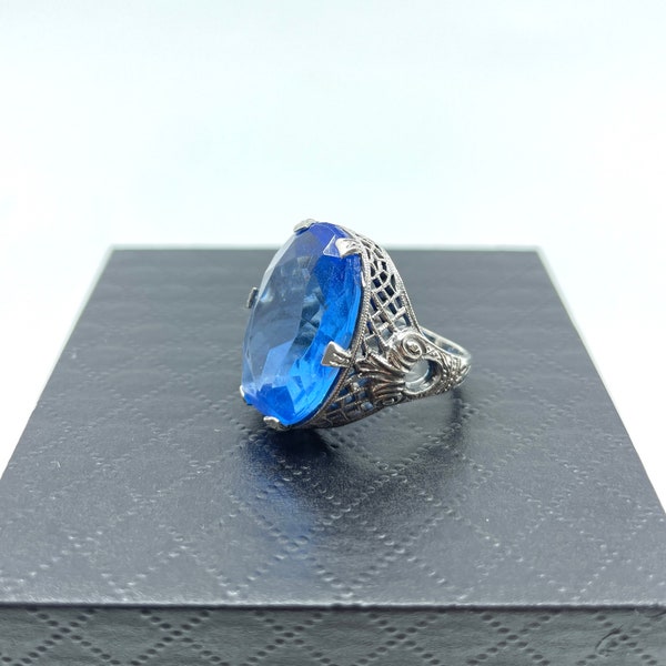 Bague antique en argent serti cocktail en filigraan art déco met pierre de verre bleu, années 1920 - 1930