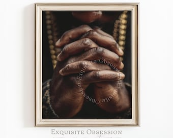 Stampa artistica di un uomo di colore in preghiera – Mani in preghiera, decorazione murale religiosa e suggestiva (download digitale)