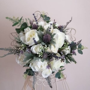 Ramo de novia de seda, cardos escoceses, lavanda, rosas color marfil, helechos del bosque, flores silvestres, ramo de novia rústico, corona de flores, prendedor del novio.