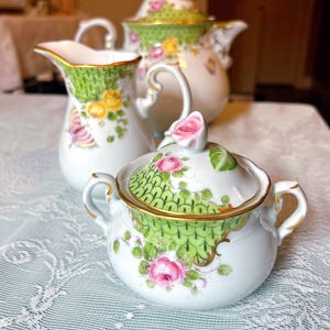 Rosen Knauf Zuckerdose & Schmetterling Milchkännchen Set: Gold Accent China