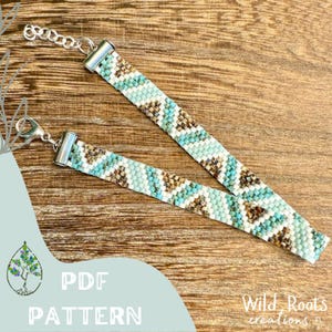 Puede incluir: Dos pulseras de cuentas con un patrón geométrico turquesa, marrón y blanco. Las pulseras tienen cierres y extensiones de cadena plateados. La imagen también incluye el texto "PDF PATTERN" y "Wild Roots creations FL".