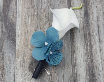 Boutonniere con cala blanca de tacto real y centros de diamante de hortensia (en caja) - Artículos a juego disponibles