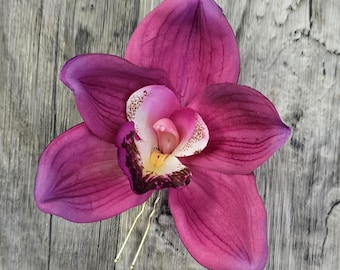 Horquilla para el pelo con orquídea cymbidium rosa y morada en caja