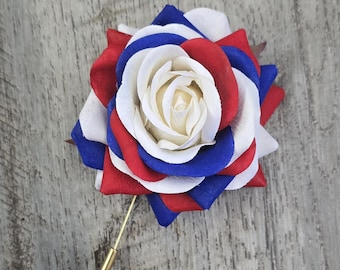 Pin de solapa con rosa roja, blanca y azul del 4 de julio (en caja) - Artículos a juego disponibles