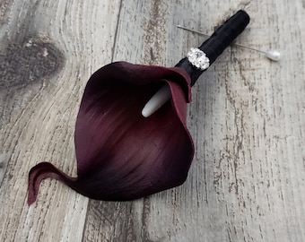 Boutonniere de cala color vino burdeos en caja, con detalle de pedrería - Artículos a juego disponibles