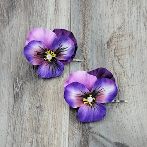 EN CAJA 2 - Púrpura oscuro y claro con pensamientos destacados con horquillas para el cabello con centro de diamante - Boutonniere A JUEGO