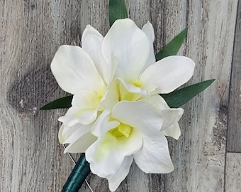 Boutonniere de orquídea blanca crema en caja – Dendrobium Galaxy, detalles verdes – Artículos a juego disponibles