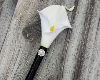 Boutonniere con lirio cala blanco natural de tacto real y botón de diamantes de imitación, presentado en caja. Corsages a juego.