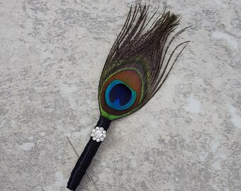 Dans une boîte, boutonnière plume de paon naturelle moderne, strass - Corsages assortis/épingle à cheveux