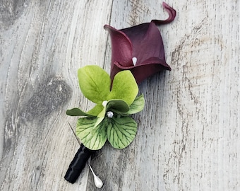 Boutonniere Real Touch Wine Burgundy con calas, hortensias y centros de diamante - Artículos a juego disponibles